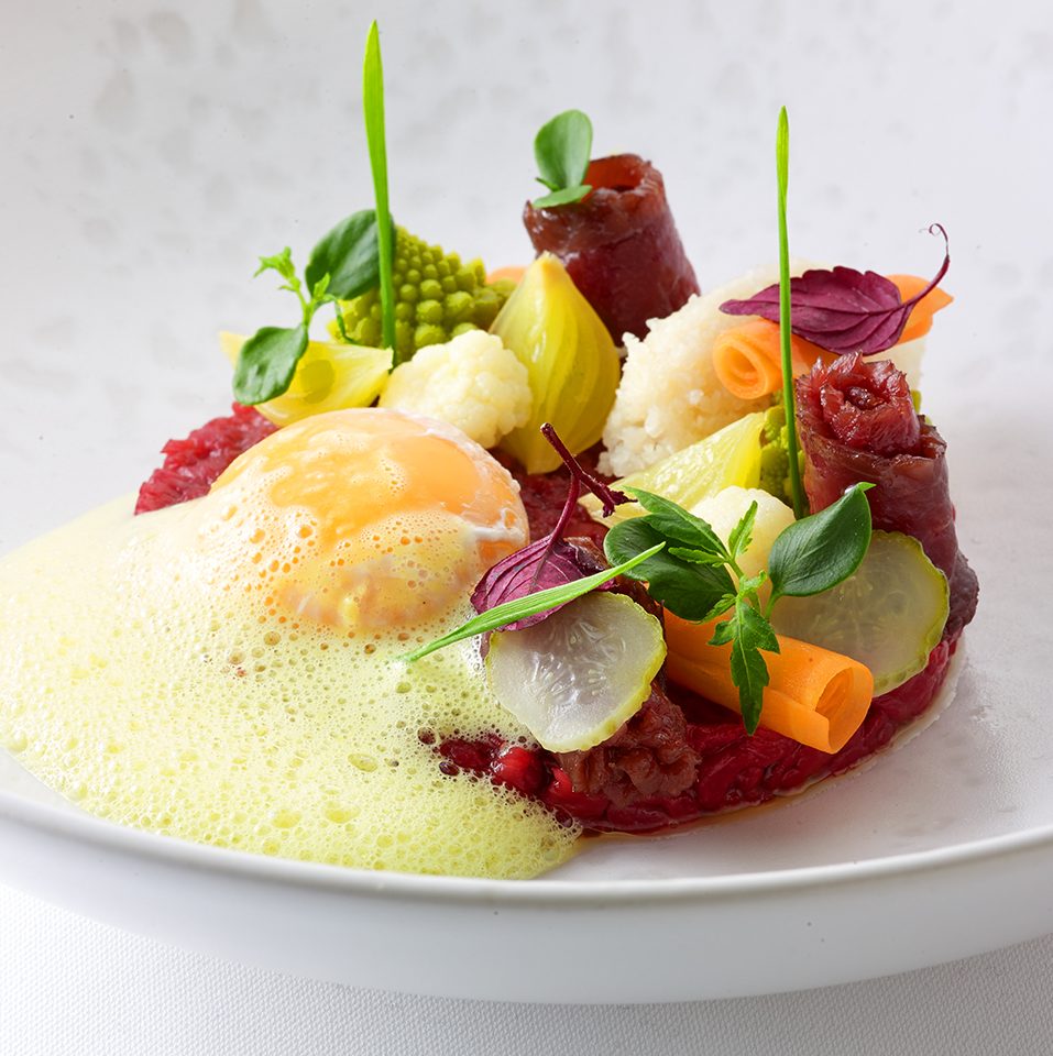 Cervena-Hirsch – Tatar und Pastrami – eingelegtes Gemüse & pochiertes Ei